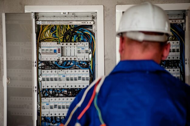 electrician-gce05dd979_1280 electrician-repair